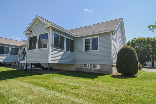 5 Village Ln 5, Methuen, MA 01844
