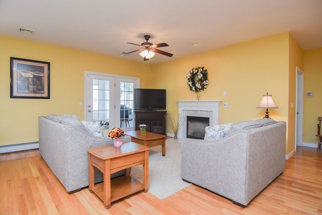 5 Village Ln 5, Methuen, MA 01844