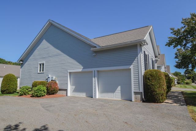 5 Village Ln 5, Methuen, MA 01844