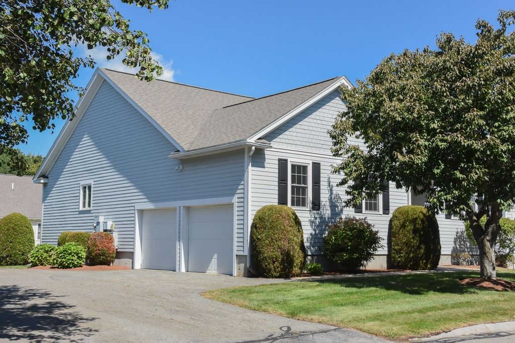 5 Village Ln 5, Methuen, MA 01844