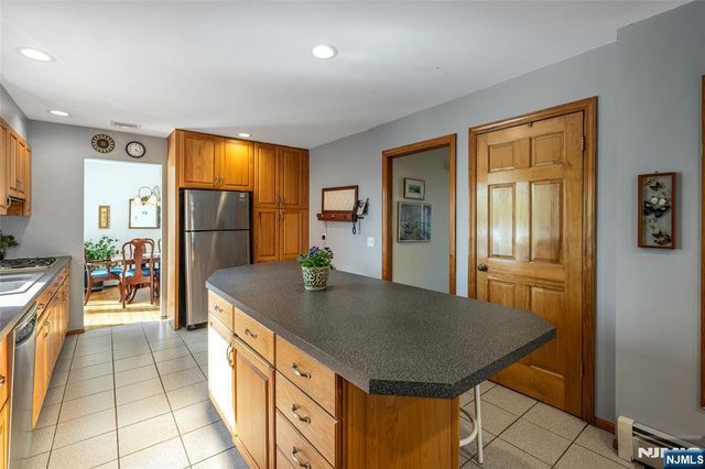 10 Woodmere Road, Caldwell, NJ 07006