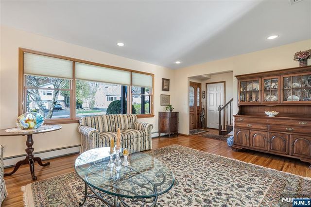 10 Woodmere Road, Caldwell, NJ 07006