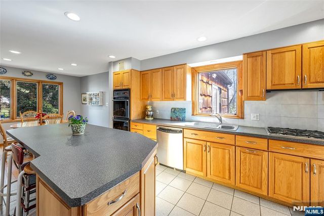 10 Woodmere Road, Caldwell, NJ 07006