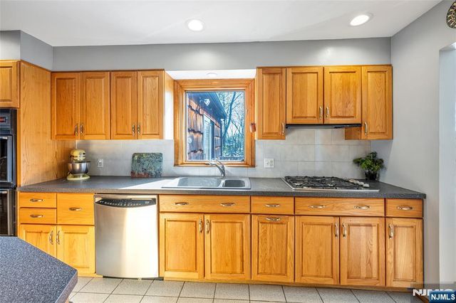 10 Woodmere Road, Caldwell, NJ 07006