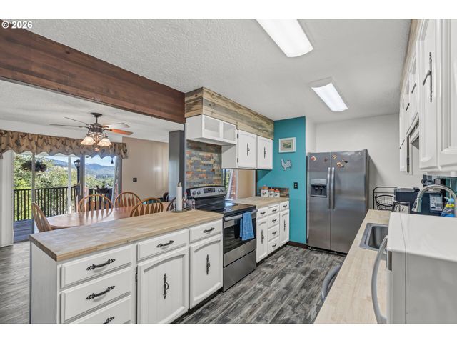 331 HEMLOCK Ln, Roseburg, OR 97471