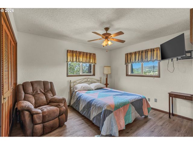 331 HEMLOCK Ln, Roseburg, OR 97471