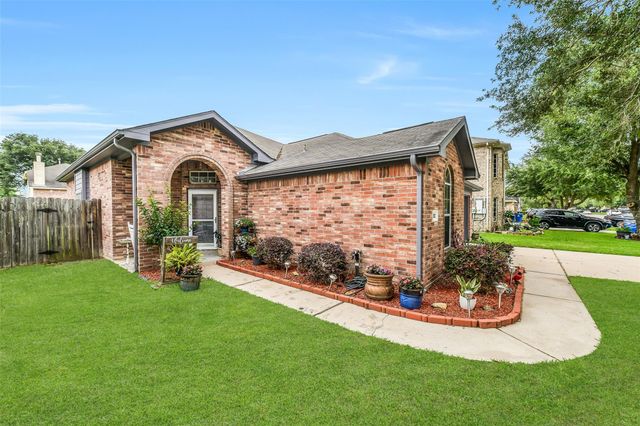 8002 Leaning Oak Drive, Texas City, TX 77591