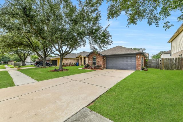 8002 Leaning Oak Drive, Texas City, TX 77591
