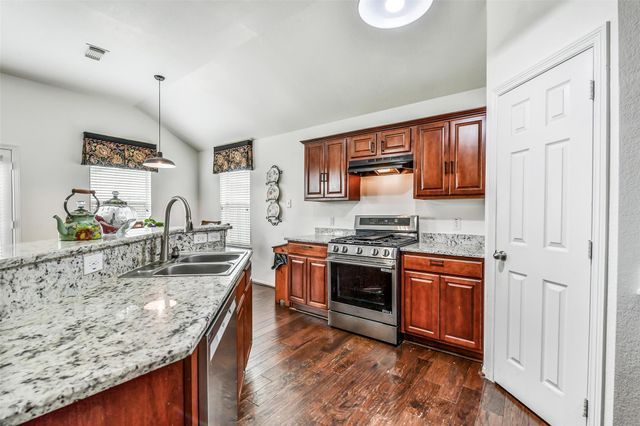 8002 Leaning Oak Drive, Texas City, TX 77591