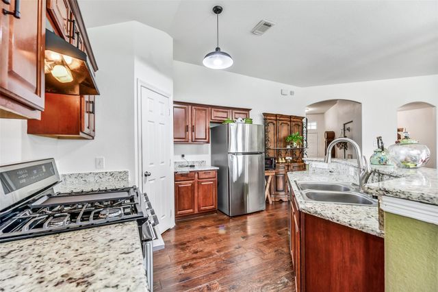 8002 Leaning Oak Drive, Texas City, TX 77591