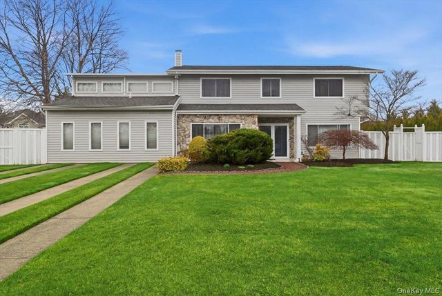 16 Seaway Drive, Copiague, NY 11726