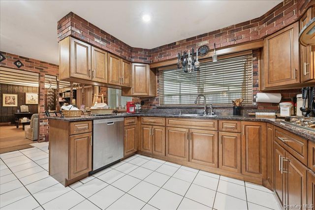 16 Seaway Drive, Copiague, NY 11726