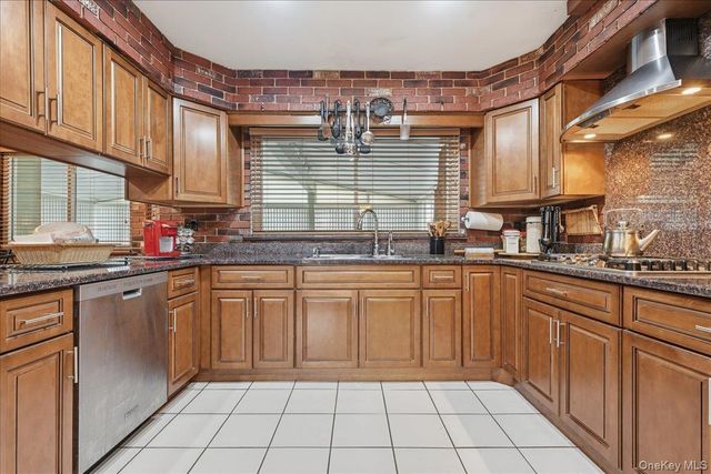 16 Seaway Drive, Copiague, NY 11726