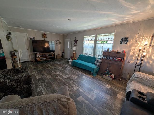 18 WOODEDGE DR, Quakertown, PA 18951