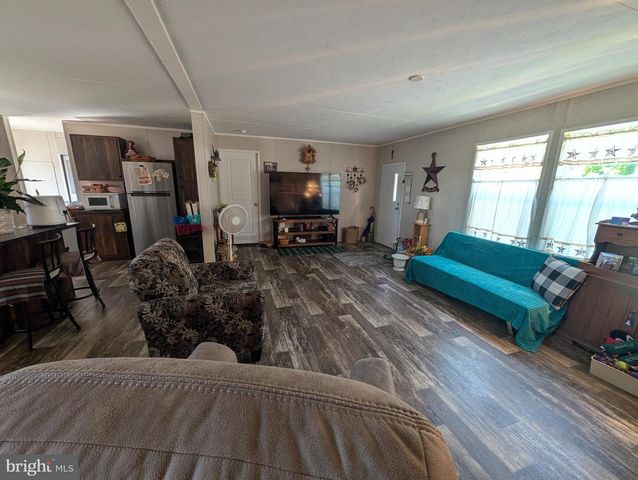 18 WOODEDGE DR, Quakertown, PA 18951