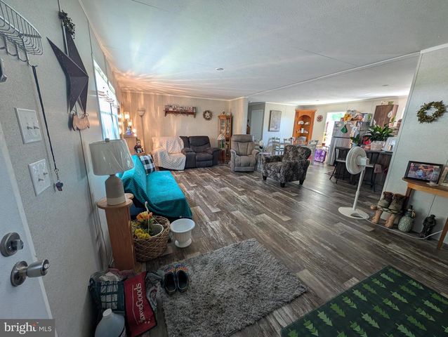 18 WOODEDGE DR, Quakertown, PA 18951