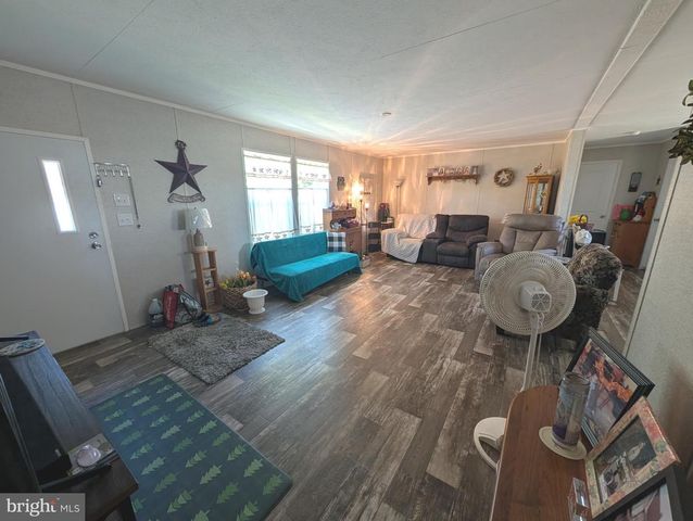 18 WOODEDGE DR, Quakertown, PA 18951
