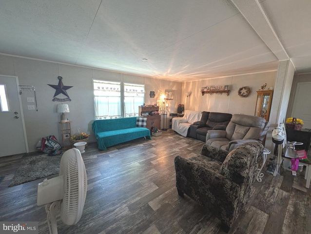 18 WOODEDGE DR, Quakertown, PA 18951