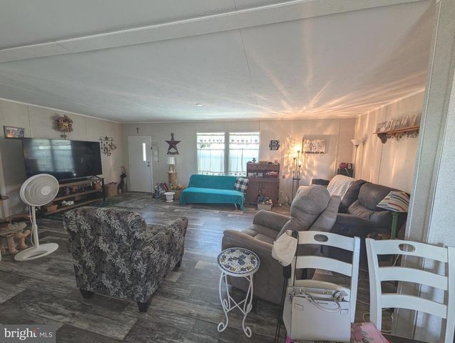 18 WOODEDGE DR, Quakertown, PA 18951