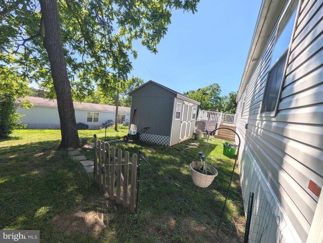 18 WOODEDGE DR, Quakertown, PA 18951