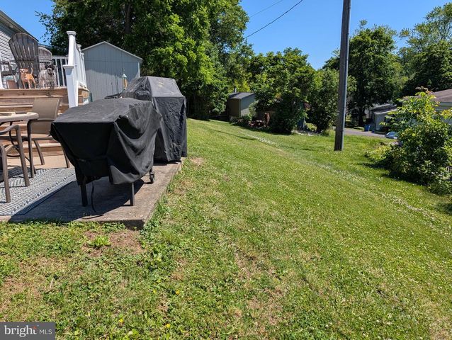 18 WOODEDGE DR, Quakertown, PA 18951