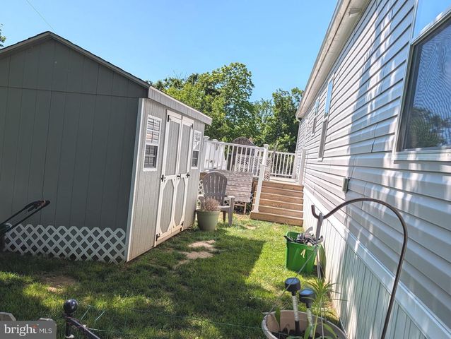 18 WOODEDGE DR, Quakertown, PA 18951