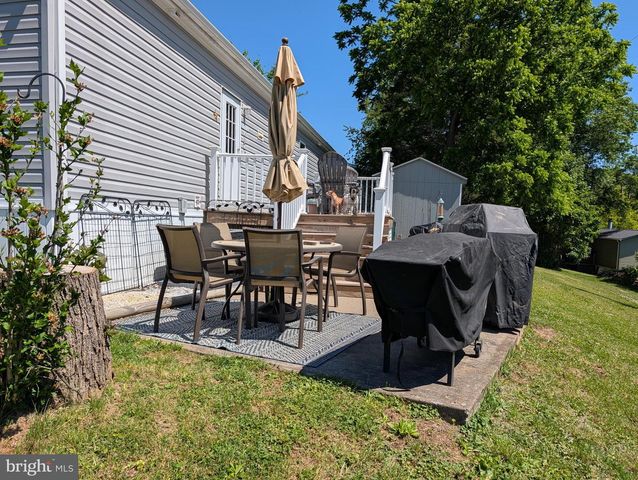 18 WOODEDGE DR, Quakertown, PA 18951