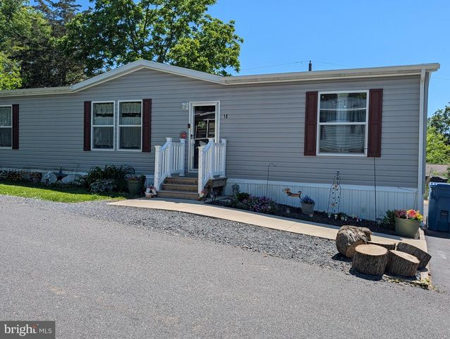 18 WOODEDGE DR, Quakertown, PA 18951