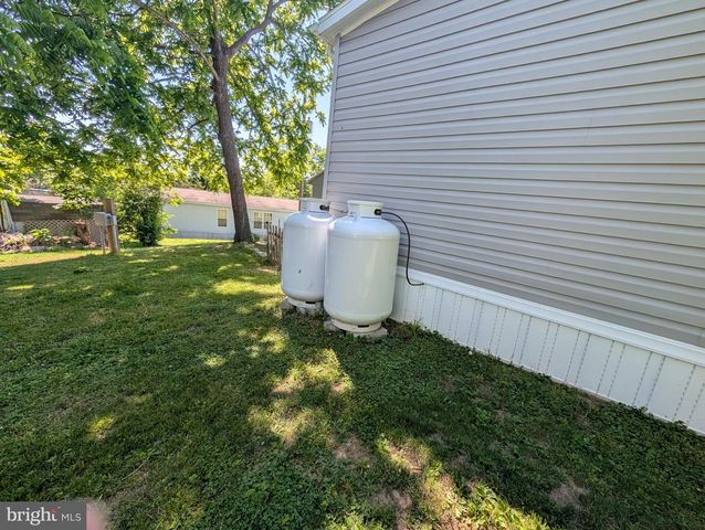 18 WOODEDGE DR, Quakertown, PA 18951