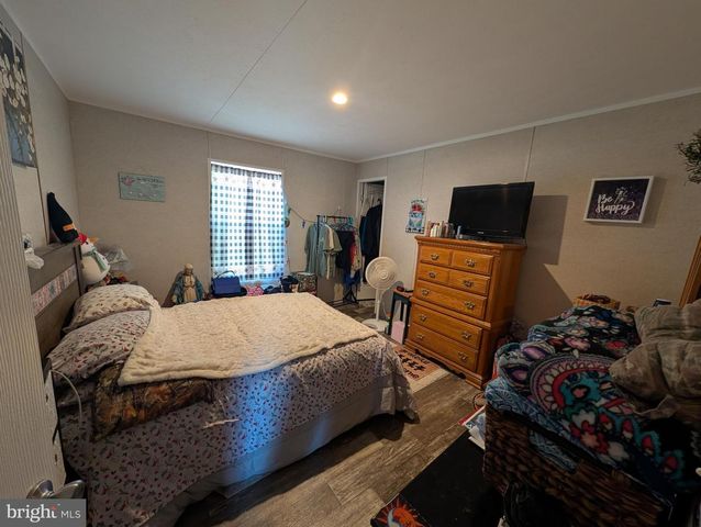 18 WOODEDGE DR, Quakertown, PA 18951