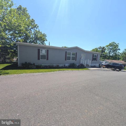 18 WOODEDGE DR, Quakertown, PA 18951