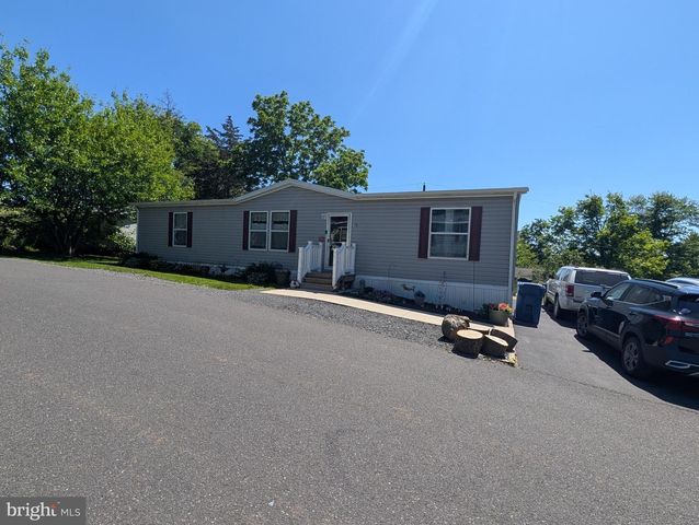 18 WOODEDGE DR, Quakertown, PA 18951