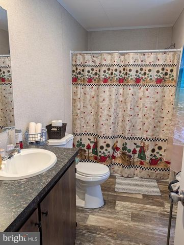 18 WOODEDGE DR, Quakertown, PA 18951