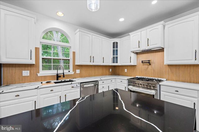 48 CHANCELLOR PARK DR, Mays Landing, NJ 08330