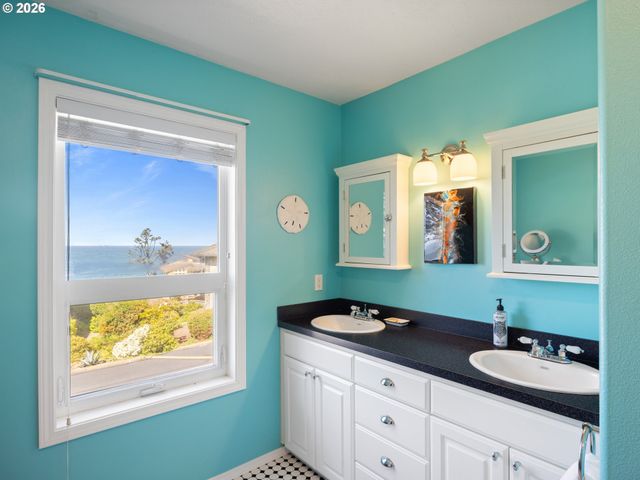 189 SEA CREST Ln, Otter Rock, OR 97369