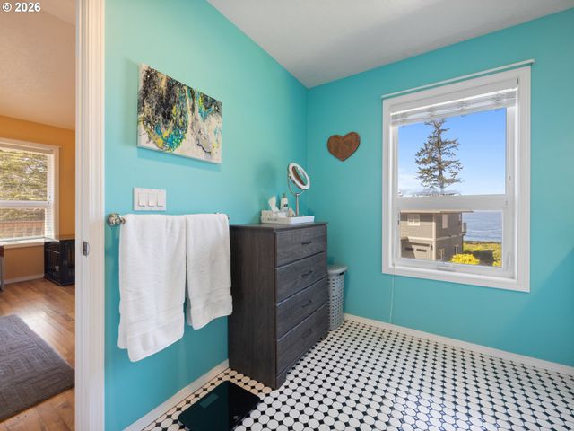 189 SEA CREST Ln, Otter Rock, OR 97369