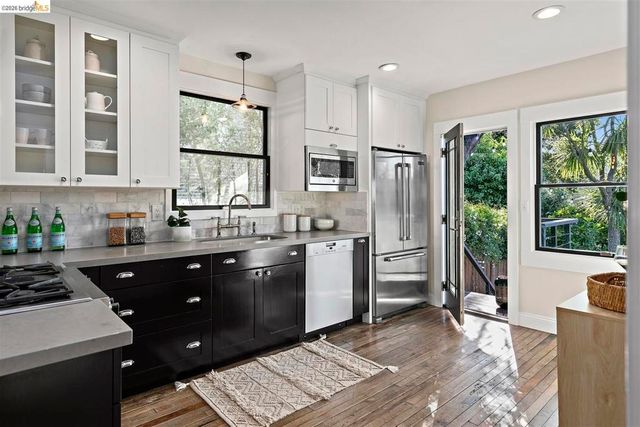5945 Majestic Ave, Oakland, CA 94605