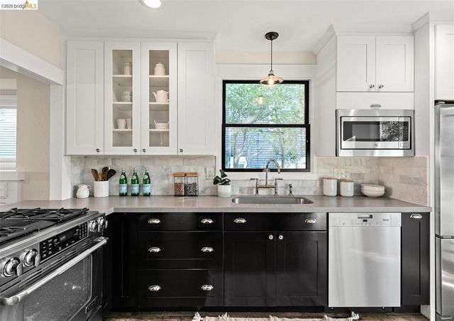 5945 Majestic Ave, Oakland, CA 94605