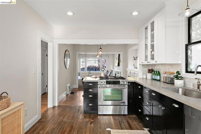 5945 Majestic Ave, Oakland, CA 94605