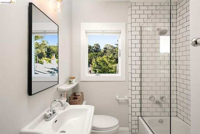 5945 Majestic Ave, Oakland, CA 94605