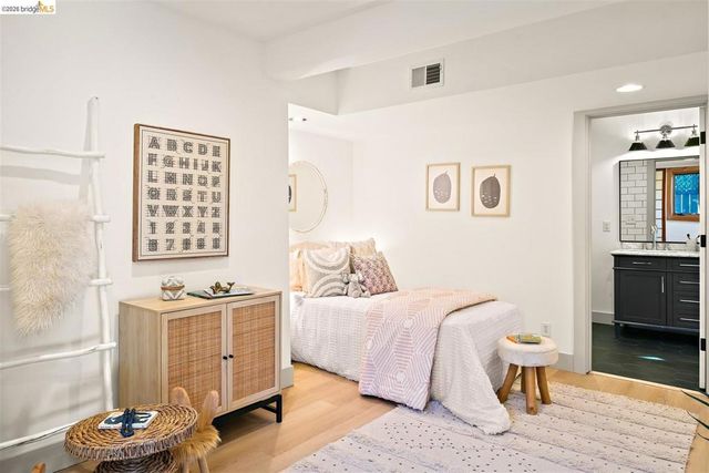 5945 Majestic Ave, Oakland, CA 94605