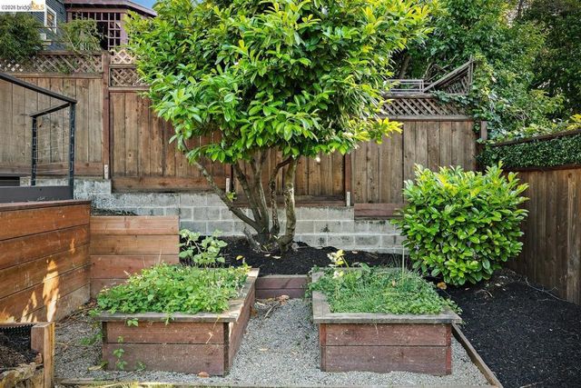 5945 Majestic Ave, Oakland, CA 94605