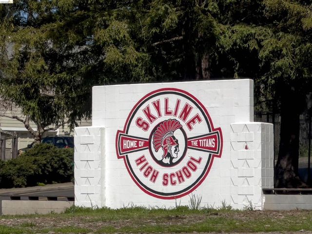 5945 Majestic Ave, Oakland, CA 94605