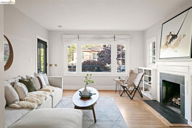 5945 Majestic Ave, Oakland, CA 94605
