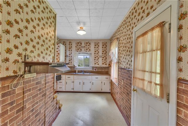 208 Center St, Daugherty Twp, PA 15066