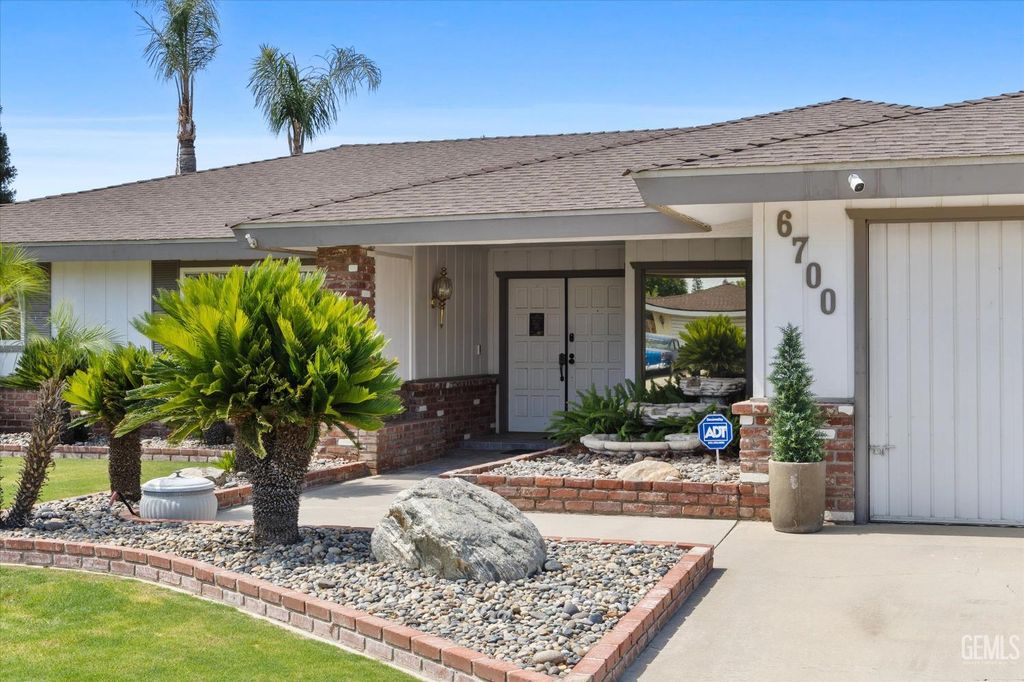 Image 1 of property listing at 6700 Kimberly Avenue, Bakersfield, CA 93308