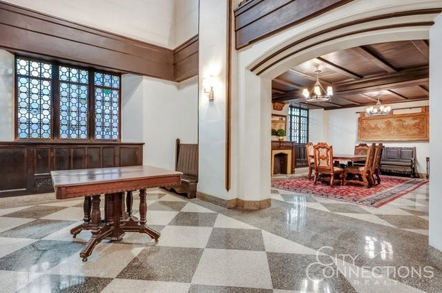 320 E 42nd St Apt 2004, New York City, NY 10017