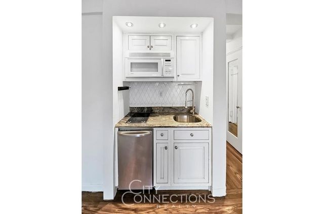 320 E 42nd St Apt 2004, New York City, NY 10017