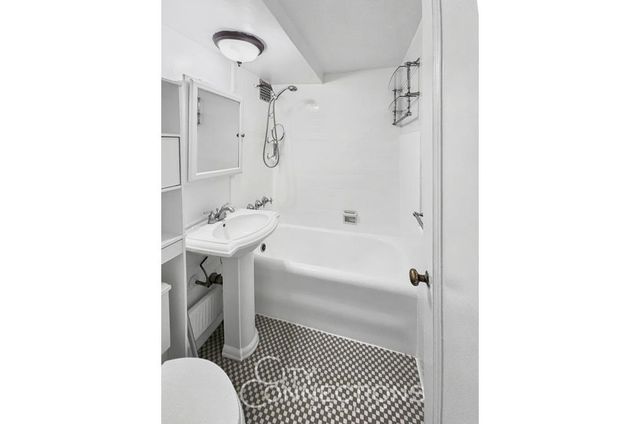 320 E 42nd St Apt 2004, New York City, NY 10017