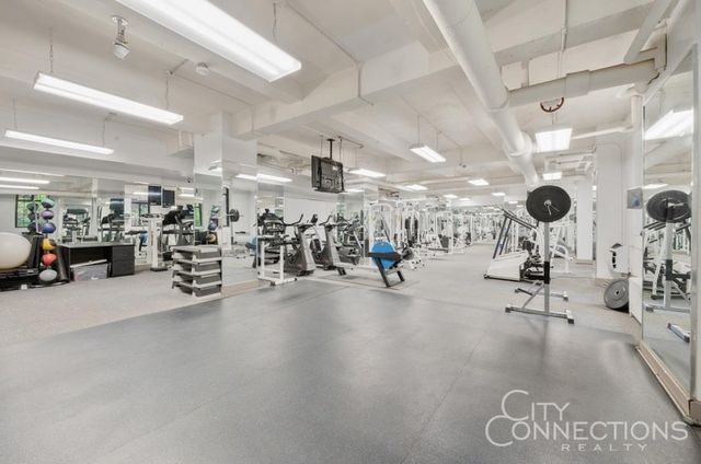 320 E 42nd St Apt 2004, New York City, NY 10017